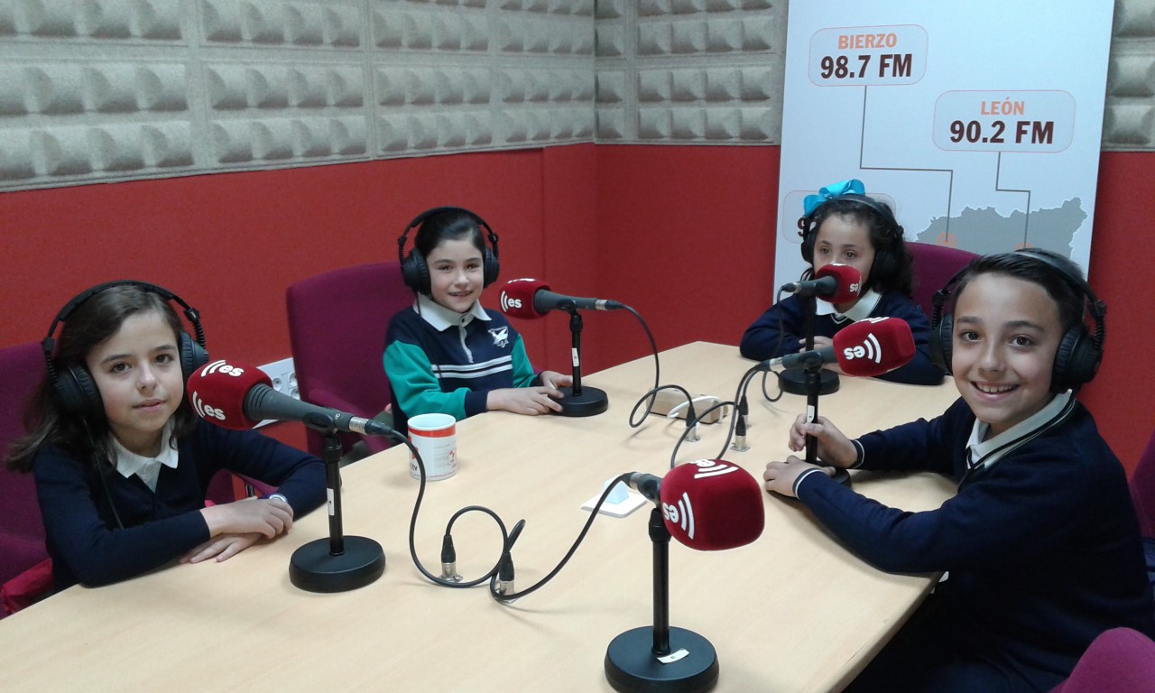 Niños de primaria en la radio